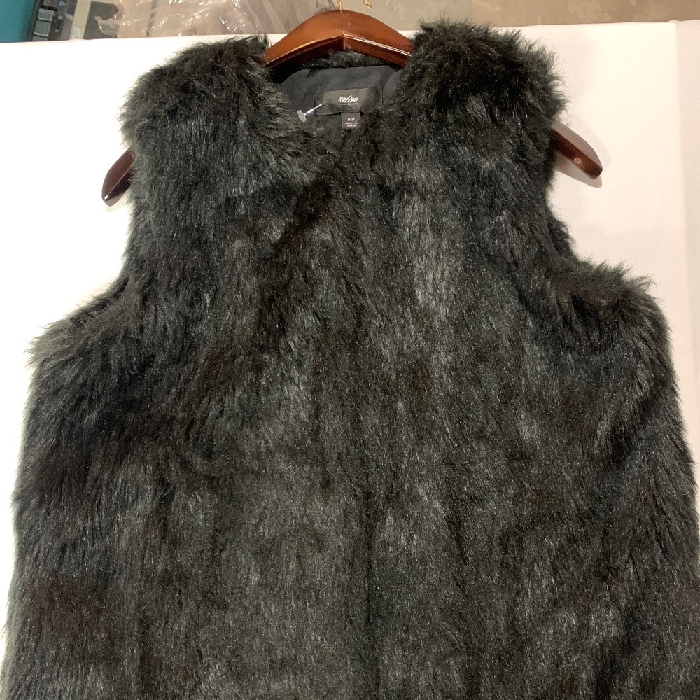 SALE- Trendy Skater Brands- 
Mossimo M Faux Fur Vest w POCKETS MEDIUM